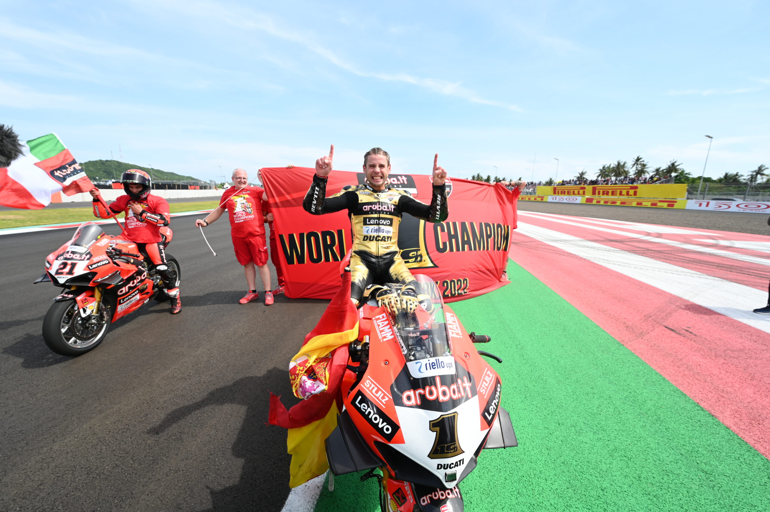 Apoteosi Ducati - alvaro-bautista-celebrating-the-world-title