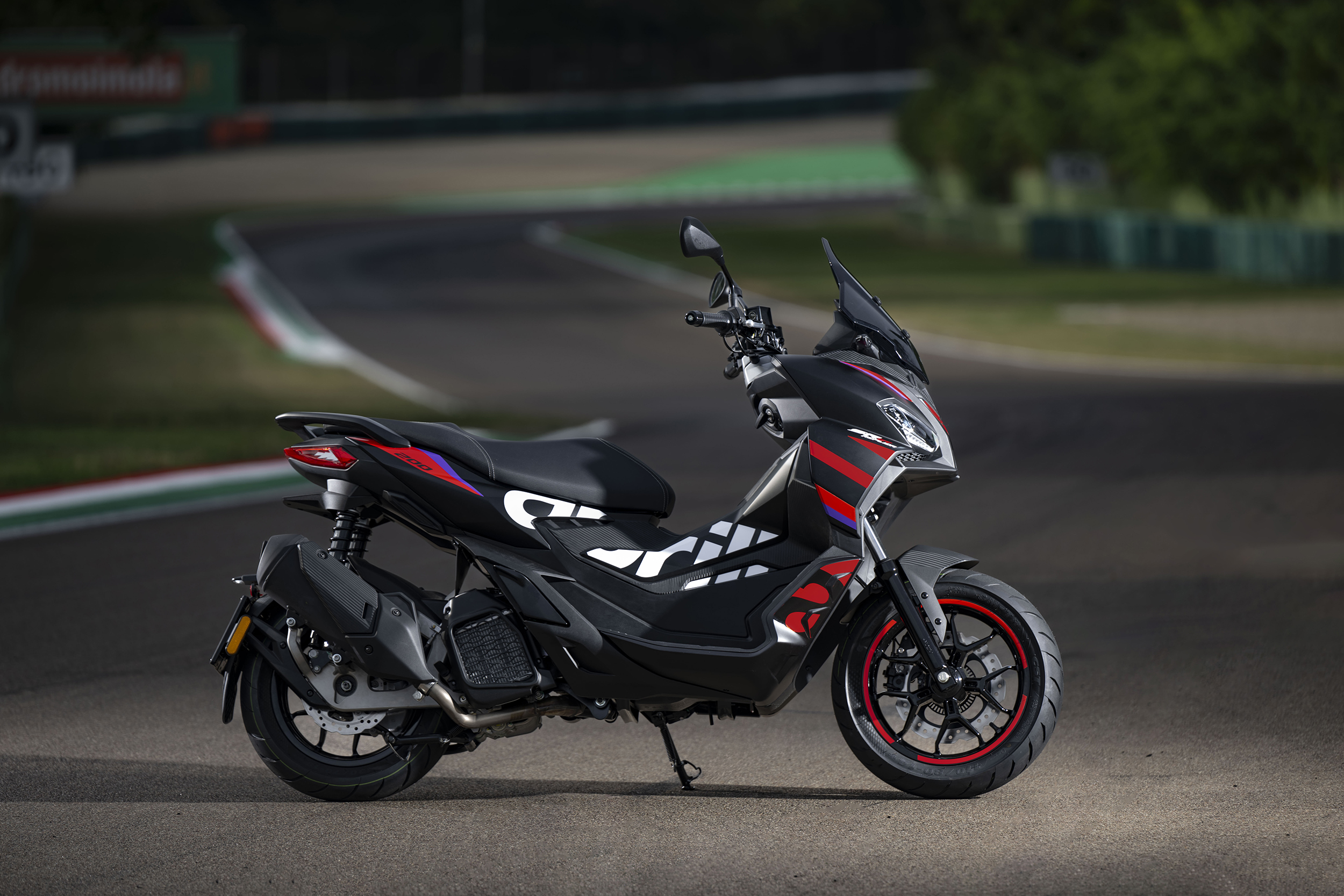 Aprilia SR GT replica, uno scooter ispirato alla MotoGP - 04 (1)