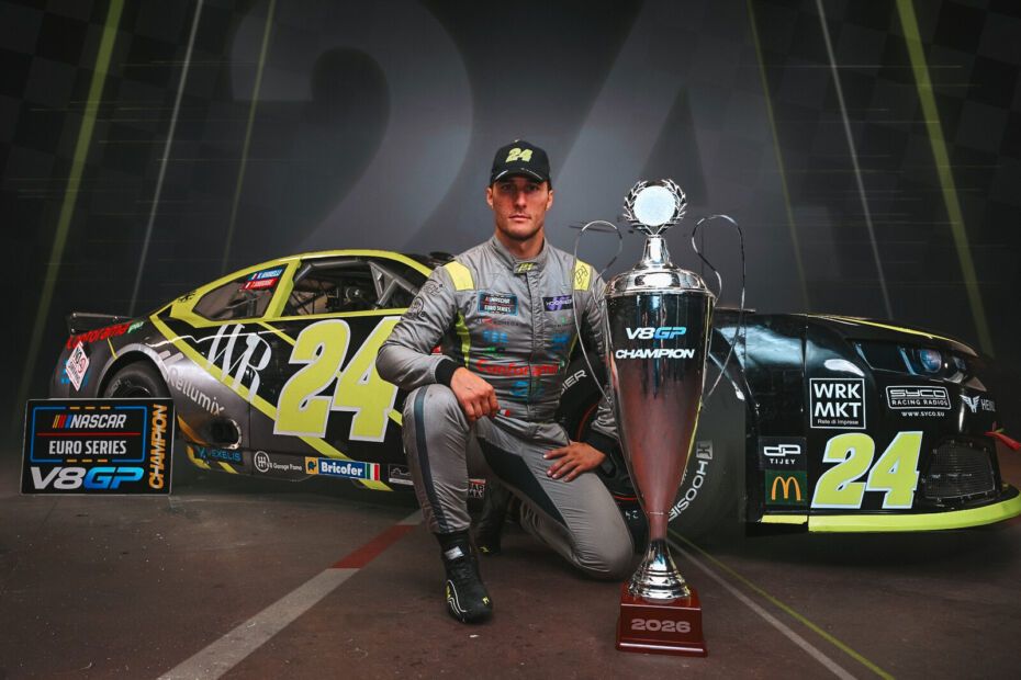 Vittorio Ghirelli inginocchiato accanto al trofeo V8GP Champion e alla sua Chevrolet Camaro numero 24